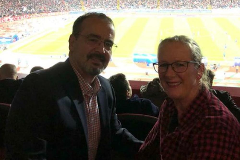 AJMO, SRBI! AJMO, NAŠI! Američki ambasador navijao za Zvezdu protiv Totenhema, pa poslao poruku Partizanu!