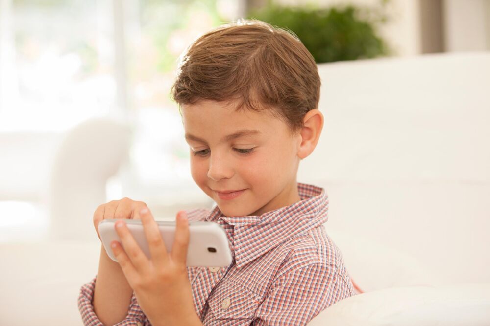 Dete, Dečak, Dete gleda u telefon, Dete sa telefonom, Telefon