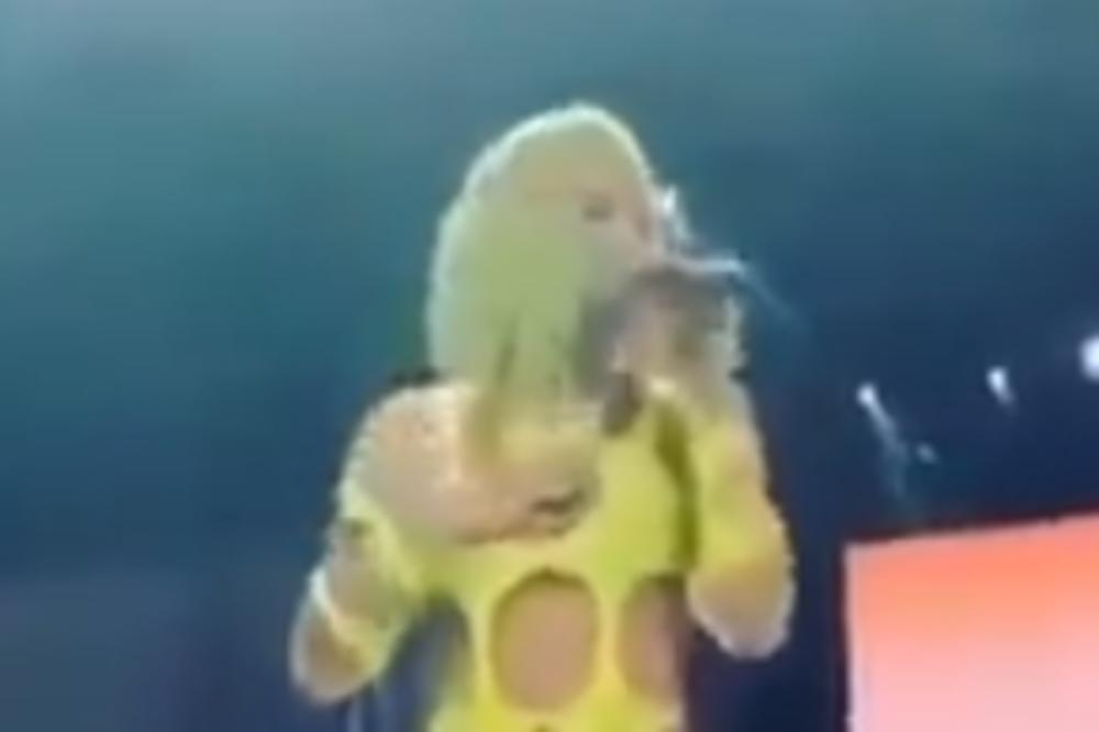 PLJUJETE SRPSKE PEVAČICE ŠTO SE RAZGOLIĆUJU?! Čekajte da vidite ovu GOLOTINJU! Ovo nije ni za FILMOVE ZA ODRASLE!