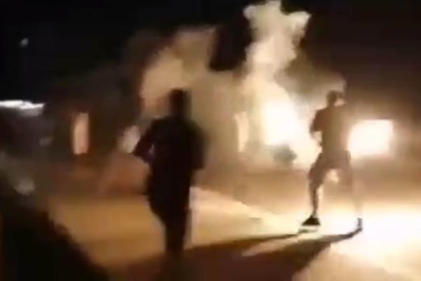 OSUĐENI GROBARI ZA DIVLJANJE NA AUTO-PUTU: Sud doneo presude navijačima koji su bakljama i palicama napali Delije!