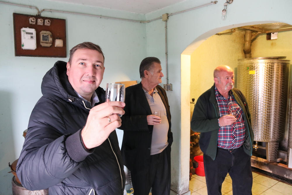 IŠLI SMO S JOŠKOM BROZOM U TITOV VINOGRAD U KUMROVCU I PILI MARŠALOVO VINO! U podrumu smo zatekli nešto veoma čudno