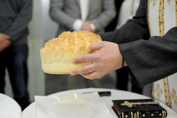 SAMO SE OVAKO PRAVILNO ČESTITA SLAVA: Obavezno ISPOŠTUJTE OBIČAJE da se NE BRUKATE pred DOMAĆINOM!