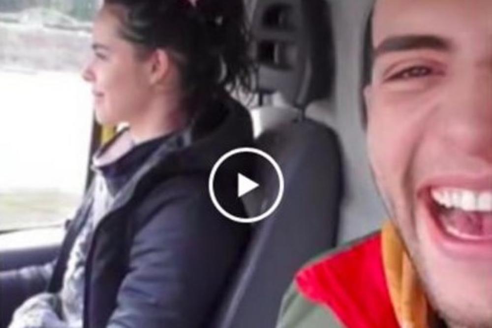 NE STIDI SE DA VOZI TRAKTOR: Bogdana provozala Veljka kroz rodno selo! On snima, viče u kameru MOJA ŽENA KOMBI TERA