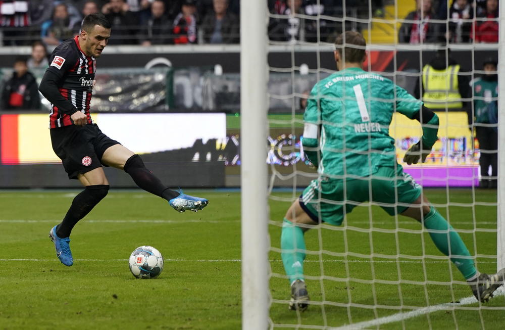 Filip Kostić postiže gol protiv Bajerna