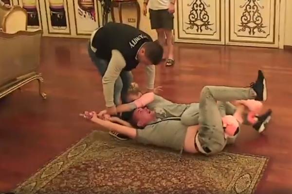 NEVIĐENA TUČA MUŠKARCA I ŽENE U PAROVIMA: Tukli se do IZNEMOGLOSTI, obezbezeđenje nije moglo da ih ODLEPI!