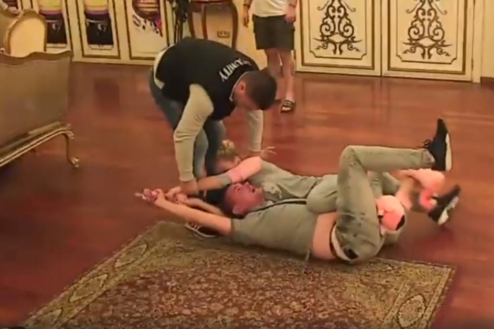 NEVIĐENA TUČA MUŠKARCA I ŽENE U PAROVIMA: Tukli se do IZNEMOGLOSTI, obezbezeđenje nije moglo da ih ODLEPI!