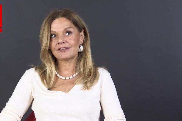 MORAĆETE DVA PUTA DA PROTRLJATE OČI! Ovo nije Mirjana Bobić Mojsilović već njena sestra bliznakinja! (FOTO)