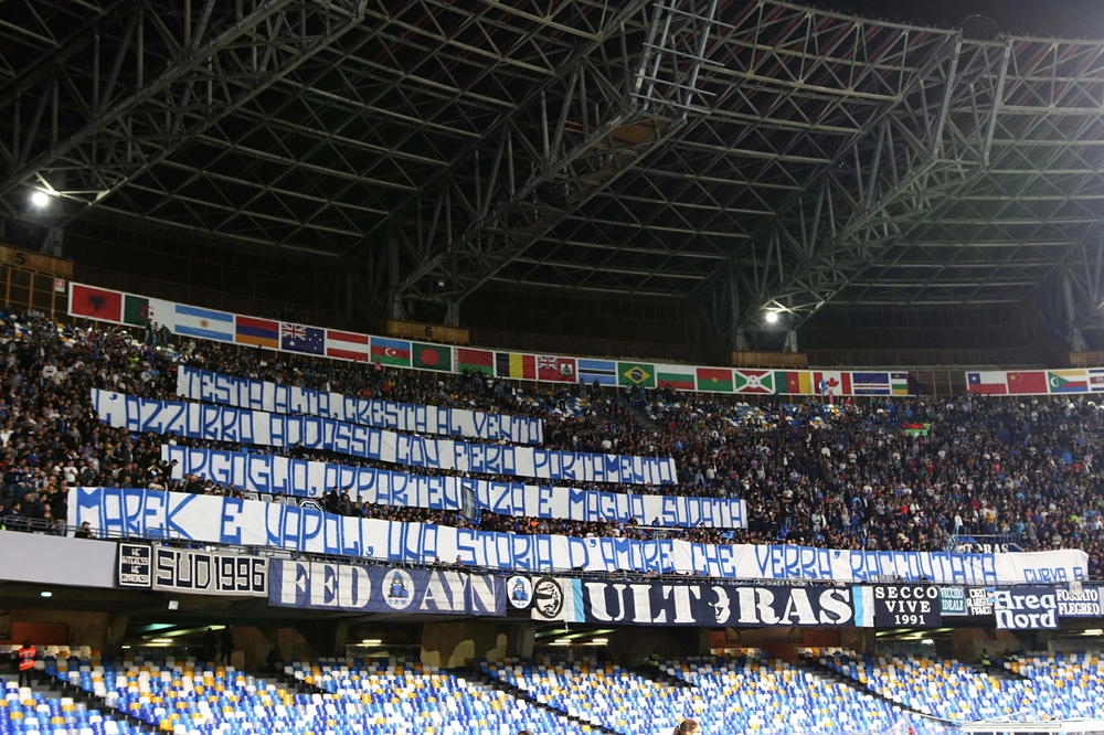 OZLOGLAŠENI NAPOLIJEVI HULIGANI NAORUŽANI ŠETAJU LIVERPULOM: Pred meč na Enfildu nastao je haos!