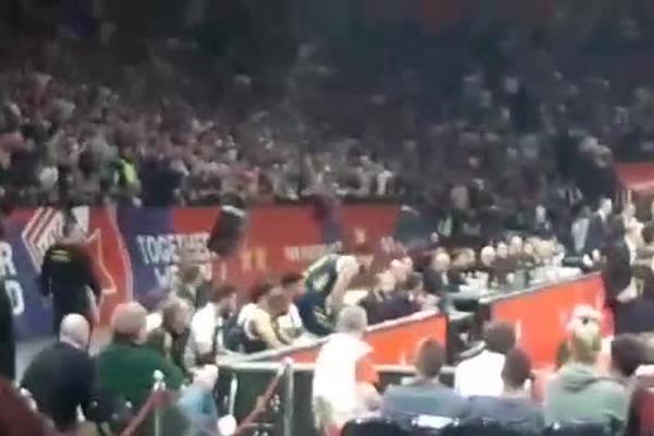 RENDOLF POBESNEO U ARENI: Krenuo da šutira inventar po hali, a potom su ga Delije gađale predmetima i vređale!