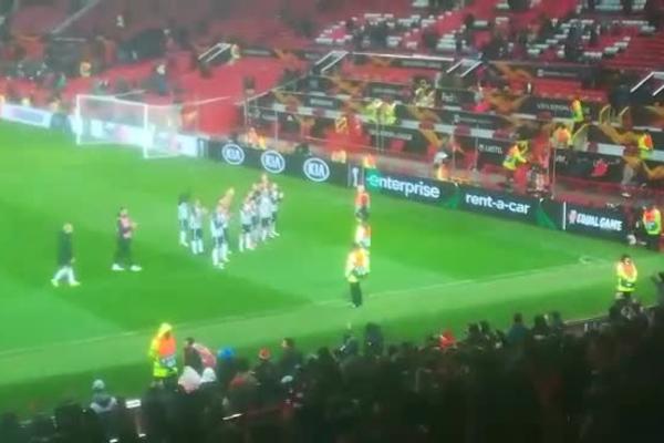 TREĆE POLUVREME NA OLD TRAFORDU: Grobari priredili časove ljubavi fudbalerima, ovo niste mogli da vidite na TV!