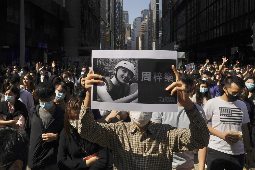 PRVA ŽRTVA PROTESTA U HONGKONGU: Student (22) pao sa garaže nakon puštanja SUZAVCA, podlegao povredama! (VIDEO)