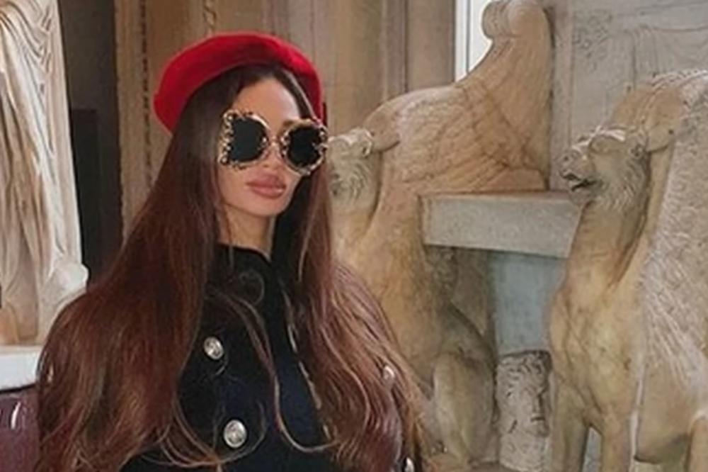 SORAJA OD GLAVE DO PETE U LEOPARD PRINTU I BODLJAMA OTIŠLA U MUZEJ: Da li je ovo prikladno za Luvr?! (FOTO)