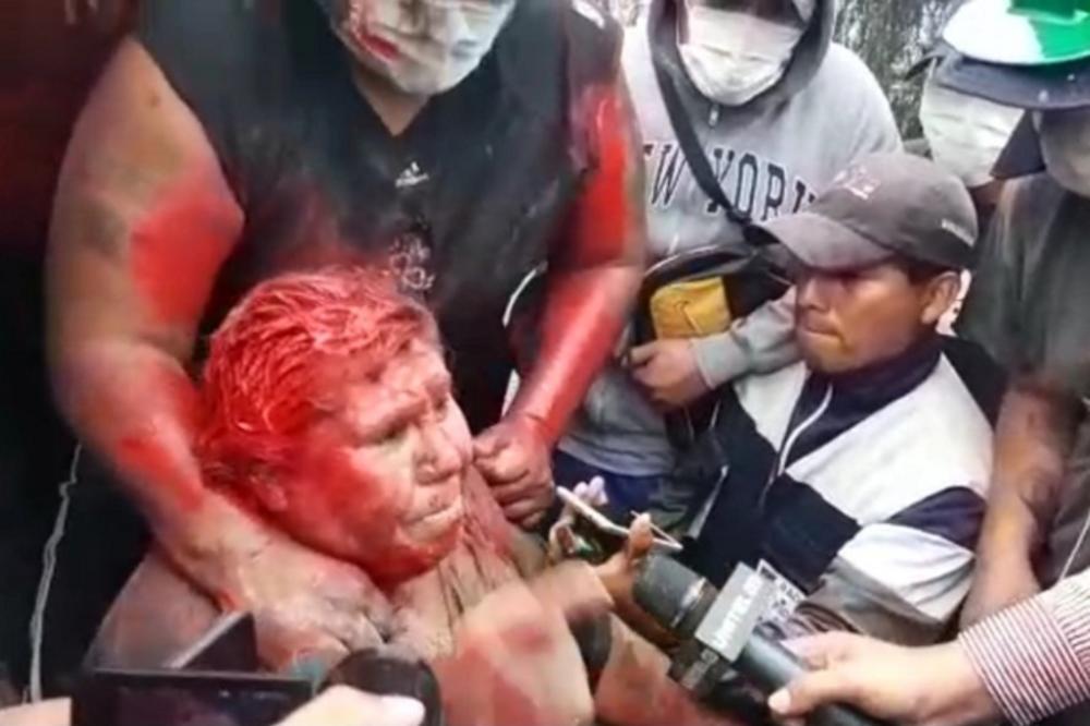 BESNI GRAĐANI UHVATILI GRADONAČELNICU, PA JE OŠIŠALI I POLILI FARBOM: Žestok protest zbog POKRADENIH IZBORA (VIDEO)