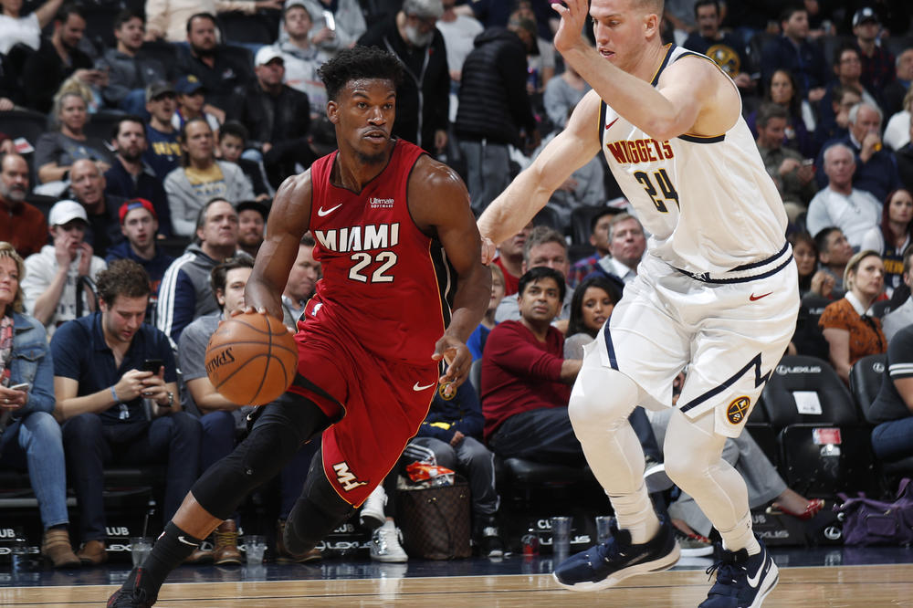 BATLER SE POIGRAVAO SA BAKSIMA: Majami poveo u polufinalu Istoka, užasno veče za Janisa!