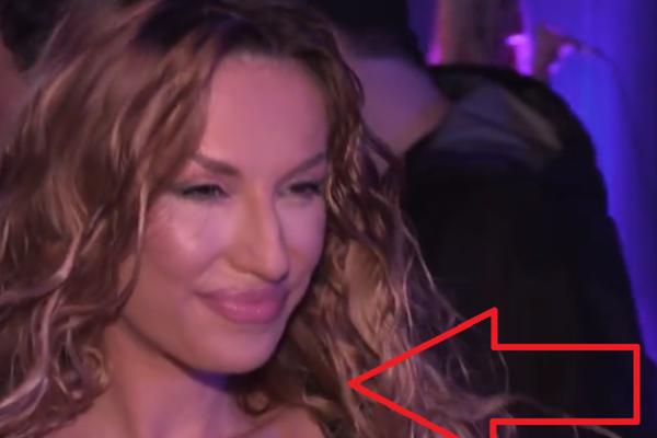 RADI SE POMERIO BRUS, SVE SE VIDELO! Pred kamerama doživela NENADANI BLAM, malo se zanela: DEKOLTE NESTAŠAN! (FOTO)