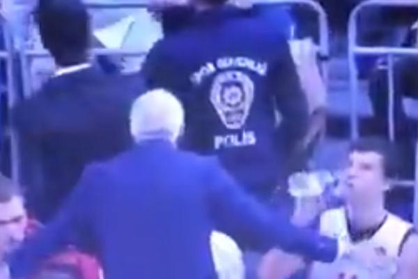 ŽOC ZAGRMEO NA NAVIJAČE FENERA: Krenuli na Dejana Radonjića, on dotrčao i restartovao ih na fabrička podešavanja!