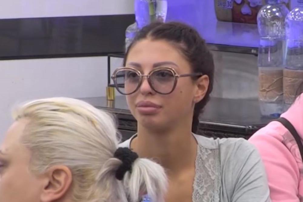 MAJA MARINKOVIĆ JE NAJVEĆA ŠTROKA U ZADRUZI: Kamere je snimale da menja ULOŠKE U GARDEROBERU, a onda je uradila OVO