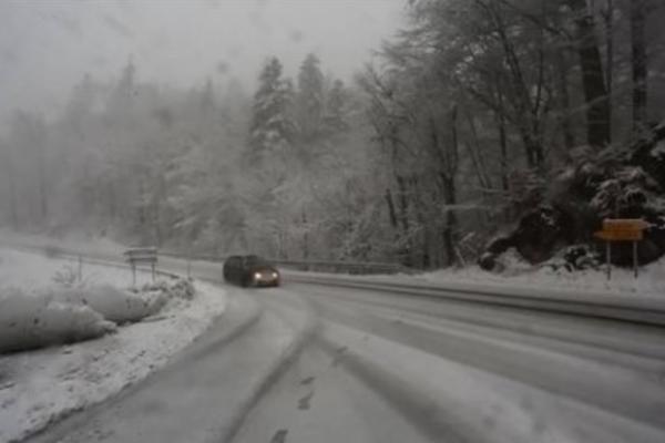 OLUJA RAZARA SRBIJU, OPŠTI HAOS! Prekinut saobraćaj u delovima zemlje, podignute i policijske jedinice