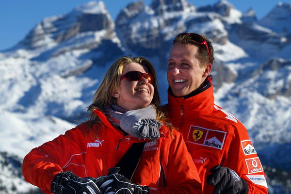 MISTERIOZNA PORUKA ŠUMAHEROVE ŽENE: Da li ovo znači da ćemo uskoro videti legendu Formule 1?