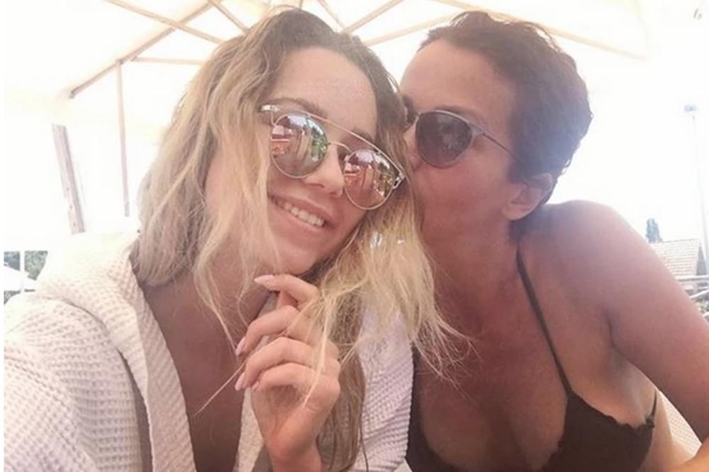 MAJKA JOJ JE POZNATA VODITELJKA I SPISATELJICA: A ona je lepotica, ali je napustila Srbiju!