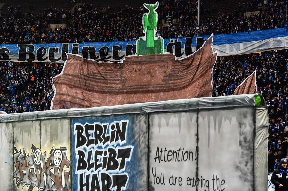 JEDNA OD NAJBOLJIH KOREOGRAFIJA U ISTORIJI: Navijači Herte trabantom probili Berlinski zid pred meč sa Lajpcigom!