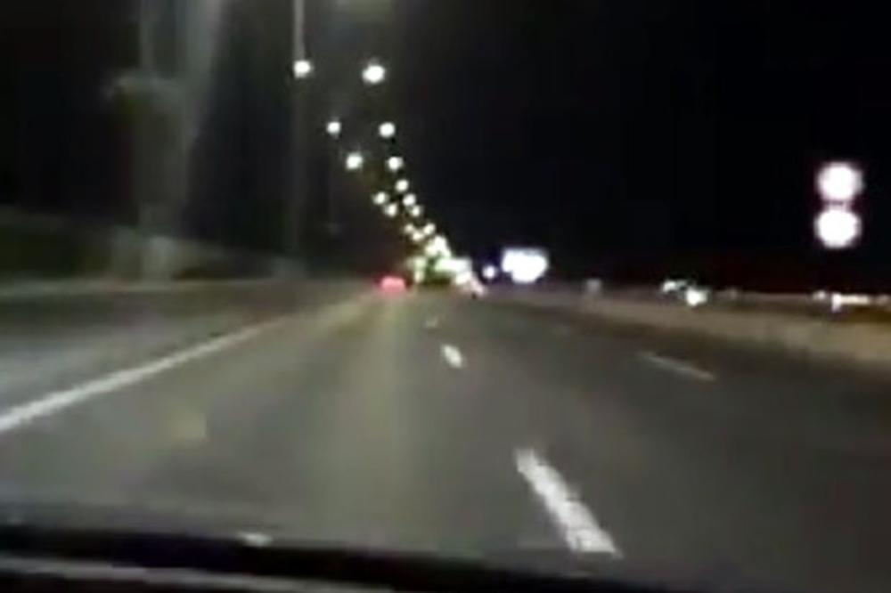 POLICAJCI GA SPASILI U POSLEDNJEM TRENUTKU: Muškarac hteo da skoči sa nadvožnjaka na Novom Beogradu