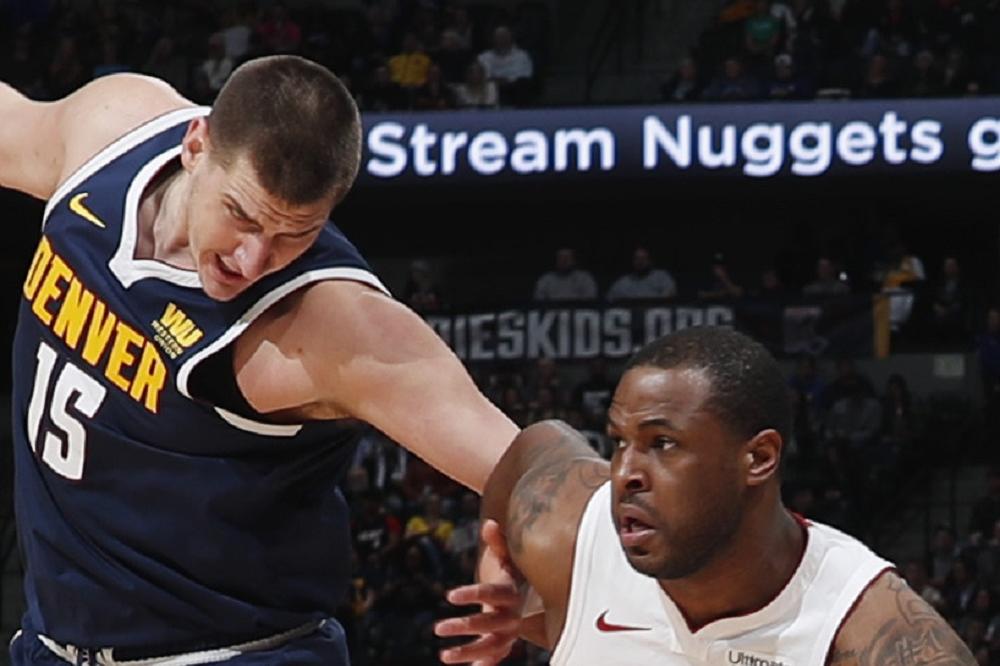 BOMBONE SA MARIHUANOM MU DOŠLE GLAVE: THC ga puk'o, pa dobio napad panike u avionu!