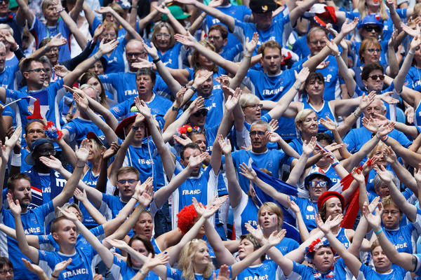 ŠOK U FRANCUSKOJ: Navijači ubacili ALAT KLJUČ na TEREN (FOTO)