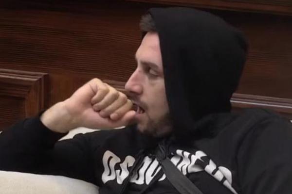 SAV U MODRICAMA I PODLIVIMA: Evo kako zaista izgleda Zola posle MILJANINIH BATINA (FOTO)