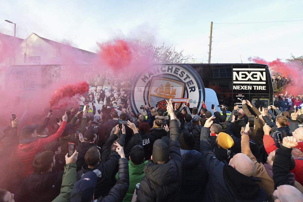PAKLEN DOČEK ZA SITIJEVE IGRAČE: Navijači Liverpula opkolili autobus Građana!
