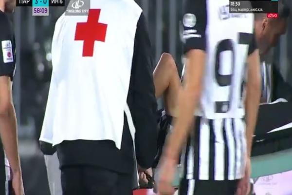 UŽAS U HUMSKOJ: Teška povreda igrača Partizana - u suzama na nosilu napustio teren, Hitna pomoć ga odmah pokupila!