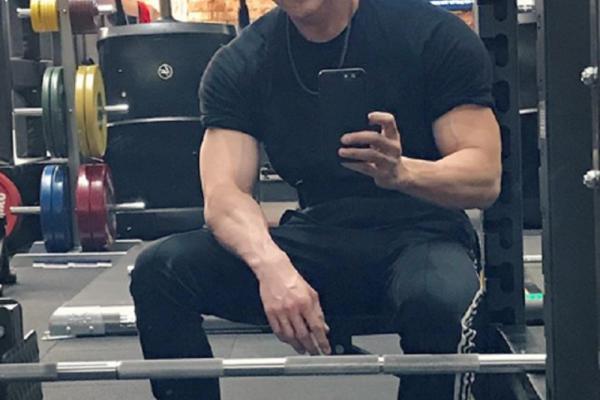 NA PRAGU JE PENZIJE, A IZGLEDA KAO APOLON: Žene su otkinule za njim, niko mu ne veruje koliko ima godina!