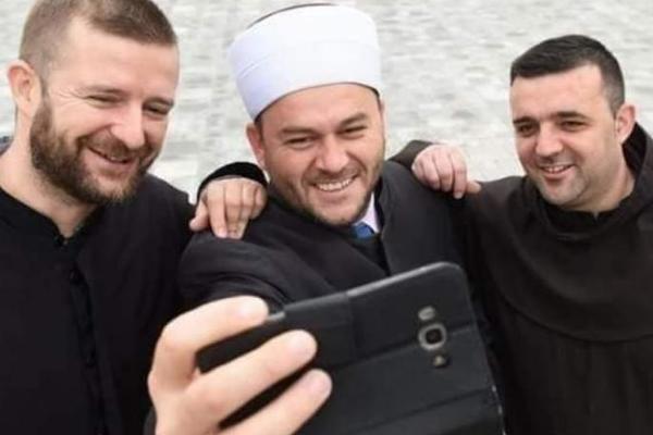 SRELI SE FRATAR, IMAM I POP, PA SU OPALILI SELFI: Nije ovo nikakav vic! Sjajna priča se krije iza ova tri čoveka!