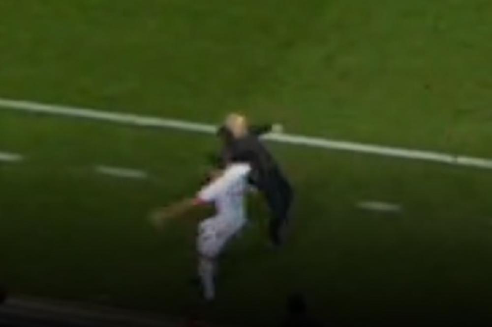 IGRAČ AJNTRAHTA PATOSIRAO TRENERA FRAJBURGA: Skandal kakav Bundesliga ne pamti - iz sve snage ga je poklopio!