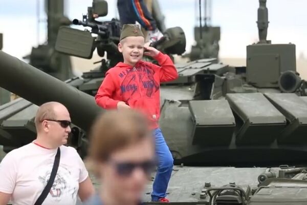 RUSKA DECA NEMAJU DIZNILEND, ALI IMAJU PATRIOT PARK: Umesto s MIKIJEM MAUSOM slikaju se s BACAČEM GRANATA (VIDEO)