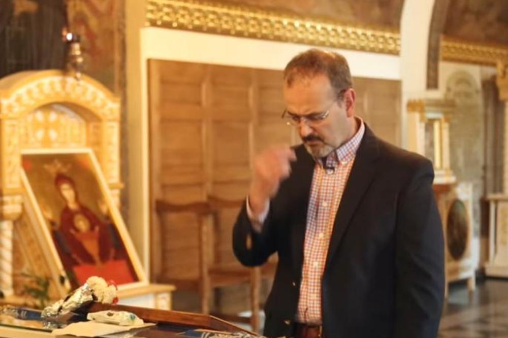 AMERIČKI AMBASADOR PREKRSTIO SE U NAŠOJ CRKVI SA TRI PRSTA: Pogledajte li je to uradio kako treba (VIDEO)