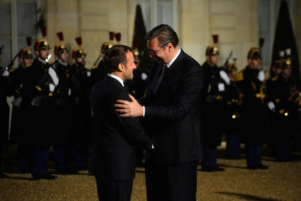 MAKRONU JE ZAZVONIO TELEFON I ZAČUO SE SVIMA POZNAT GLAS: Vučić i predsednik Francuske pričali o TRI TEME!