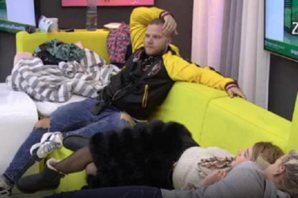 RADE LAZIĆ PRIMA INFORMACIJE IZ SPOLJNOG SVETA: Zaboravio na kamere, pa se IZLANUO (VIDEO)