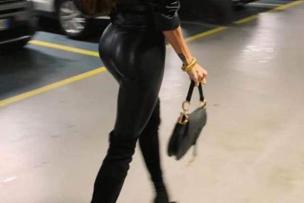 NAJZGODNIJA NOVOSAĐANKA PROŠETALA U KOŽNIM HELANKAMA! Ceo GRAD je bukvalno STAO kada su je videli u ovom izdanju!