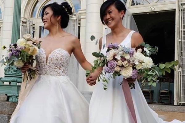 VENČANJE OVE DVE ŽENE POSTALO JE VIRALNO ZBOG JEDNOG DETALJA: Pred matičara su donele nešto što niko nije očekivao!