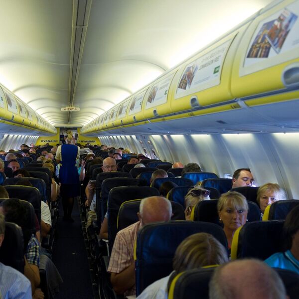 DEVOJKA SNIMILA NEOBIČNU SCENU U AVIONU, NIKADA PRE TO NIJE VIDELA: Pogledajte gde su im NOGE (VIDEO)