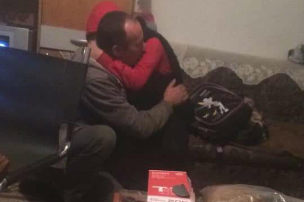 OTAC JE ISEKAO 3 METRA DRVA ZA OGREV I IDE U ZATVOR: Tužna slika oproštaja od ćerke širi se internetom!