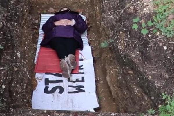 LEGNU U ISKOPANI GROB I MEDITIRAJU: Da li je ovo najbizarniji način opuštanja na svetu?