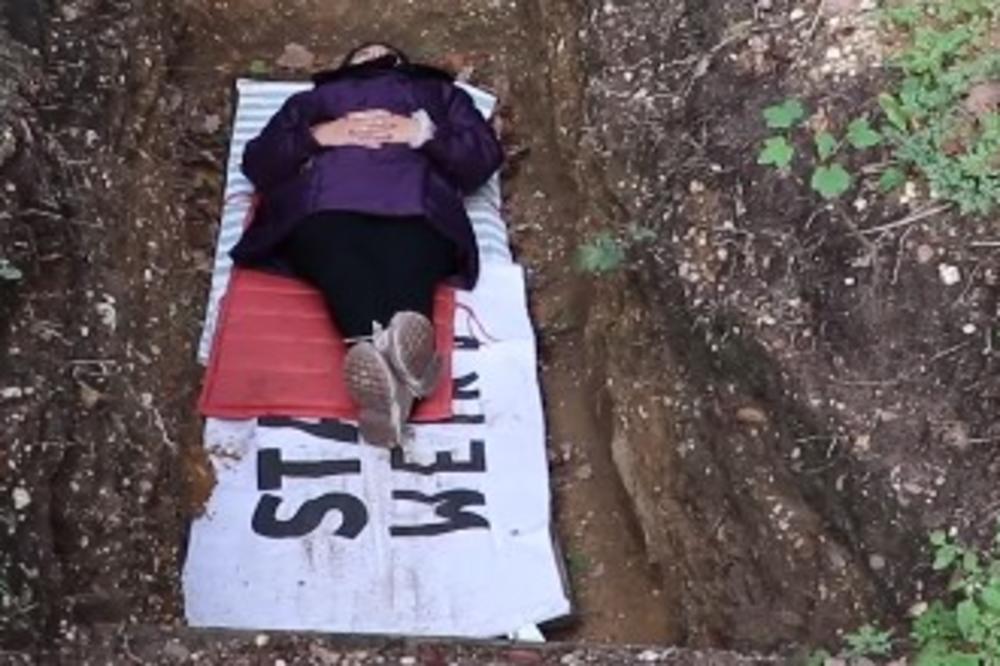 LEGNU U ISKOPANI GROB I MEDITIRAJU: Da li je ovo najbizarniji način opuštanja na svetu?