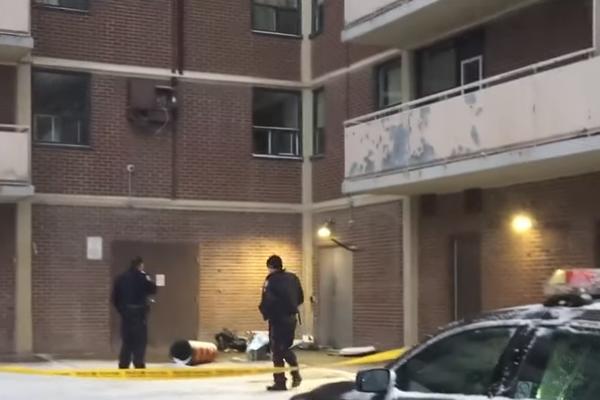 KLIMA UREĐAJ PAO SA 8. SPRATA PRAVO NA KOLICA ZA BEBE! Dogodilo se NAJGORE (VIDEO)