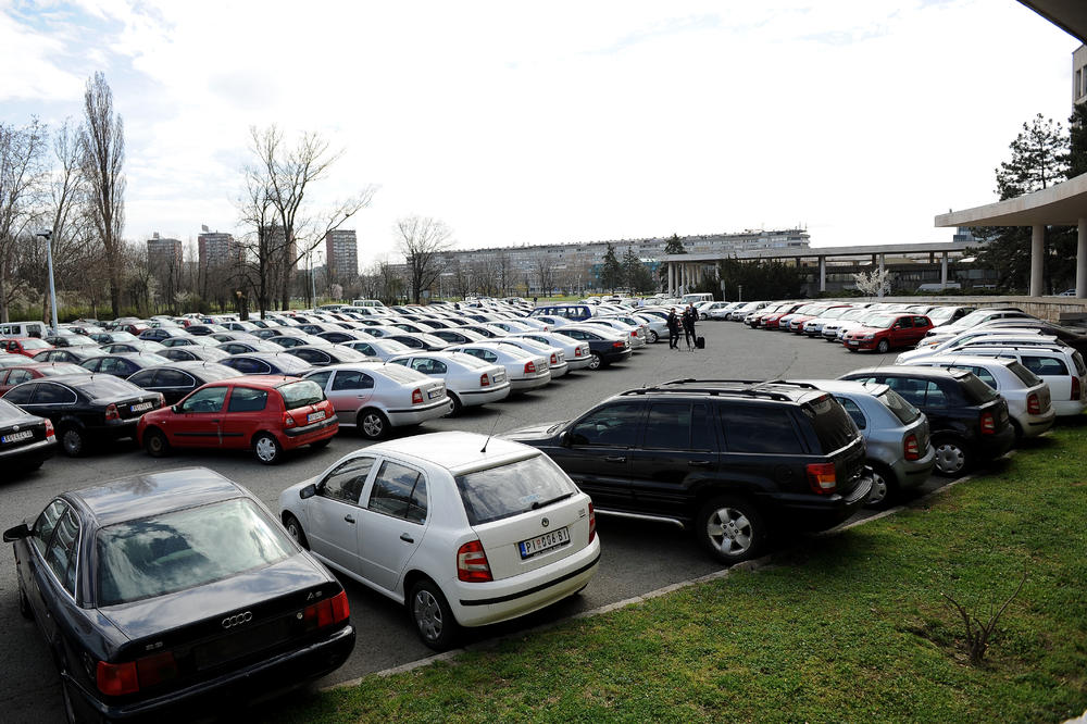 Prodaje se 30 polovnjaka , najskuplji 5.600 evra: Neka vozila službena, a ministarstvo prima ponude još 10 dana!