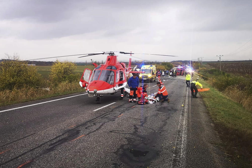 STRAVIČAN SUDAR U SLOVAČKOJ, 37 POVREĐENIH, HELIKOPTERI LETE IZNAD MESTA NESREĆE: Ovako nešto se NE PAMTI!