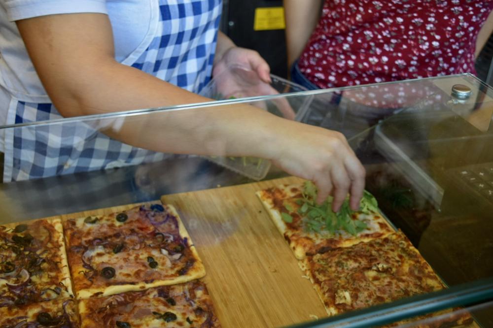 "NE PADA NAM NA PAMET DA ZAPOSLIMO ČETNIKE IZ NIŠA ILI CRNCE!" Picerija iz Hrvatske postavila BIZARNU OBJAVU