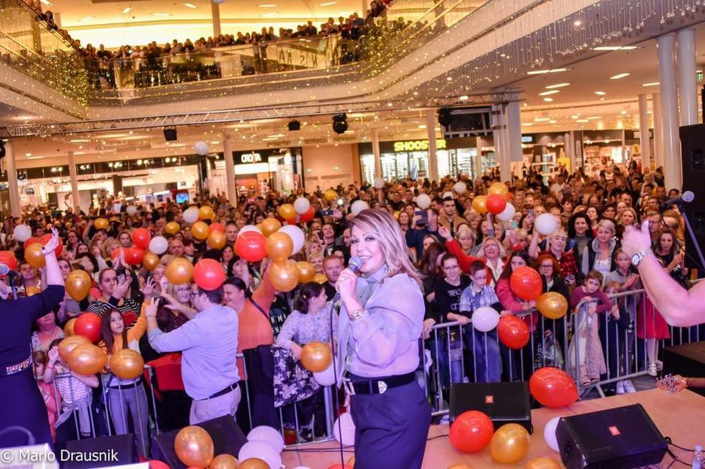 ČAROLIJA ZVANA NEDA UKRADEN: Hiljade ljudi pevalo i igralo na koncertu!