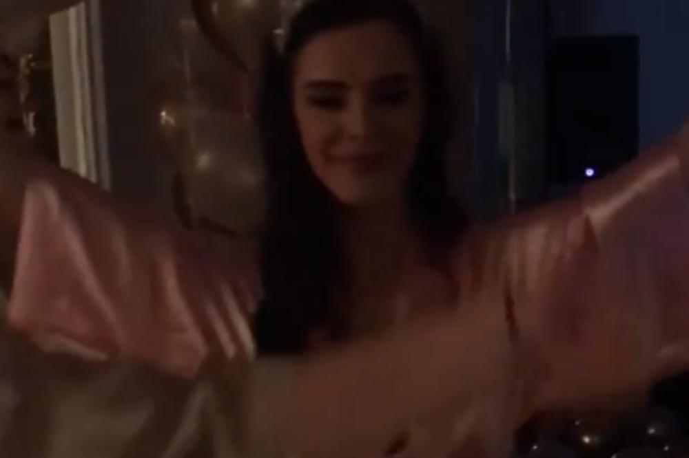 NE SMETA JOJ ŠTO JE U DRUGOM STANJU: Trudna Bogdana IGRA KAO ČIGRA, niko ne ĐIPA kao buduća mlada! (FOTO)